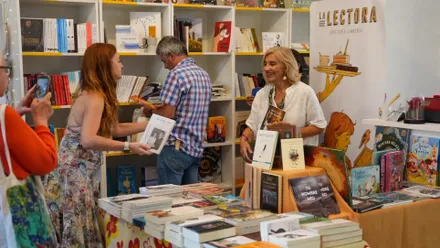 Uno de los expositores de la XL Feria del Lirbo de Cádiz.