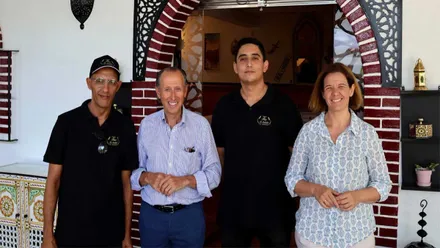 Propietarios del local junto al alcalde de Chiclana y la delegada a las puertas del establecimiento.