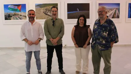 Fede Díaz y Susana Rivas, delegados, con los organizadores de la exposición de Fotoperiodismo.