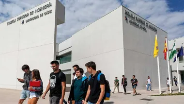 Fachada y estudiantes caminando por el exterior de la Escuela Superior de Ingeniería de la Universidad de Cádiz.