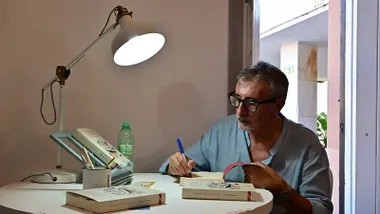 El ex rector de la UCA, Francisco Piniella, Firma un ejemplar de su libro.