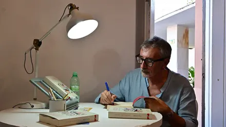 El ex rector de la UCA, Francisco Piniella, Firma un ejemplar de su libro.