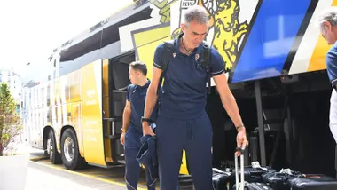 El técnico del Cádiz, Gaizka Garitano, coge su maleta en uno de los desplazamientos del equipo la pasada campaña