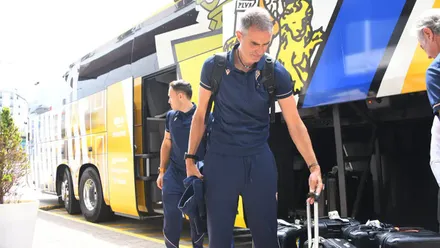 El técnico del Cádiz, Gaizka Garitano, coge su maleta en uno de los desplazamientos del equipo la pasada campaña