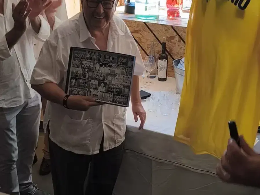 Arsenio recibe la camiseta Meyba firmada por sus jugadores