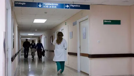 Médica en uno de los pasillos del Hospital Puerta de Mar de Cádiz.