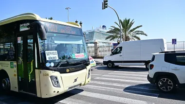 Un autobús de Servicios Mínimos en esta huelga en una retención de tráfico