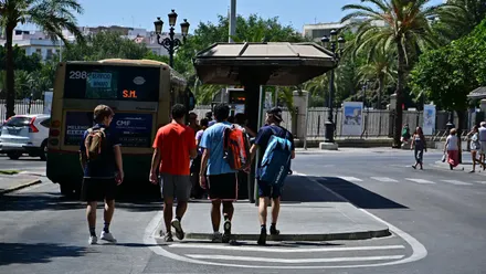 Imagen de la parada de la Plaza de España de Cádiz durante la jornada 14 de huelga de este martes 23.