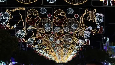 Luces en tonos amarillos y azulados en la iluminación navideña de Chiclana.