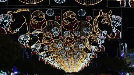 Luces en tonos amarillos y azulados en la iluminación navideña de Chiclana.
