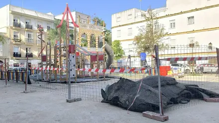 Imagen del primer día de trabajos de arreglo de la zona infantil de la Plaza Manolo Santander
