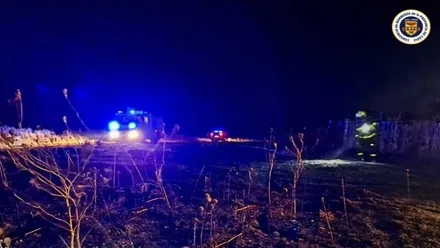 Bombero y vehículo en la zona afectada por el incendio en la noche.