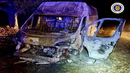 Furgoneta incendiada debido a causas por determinar.