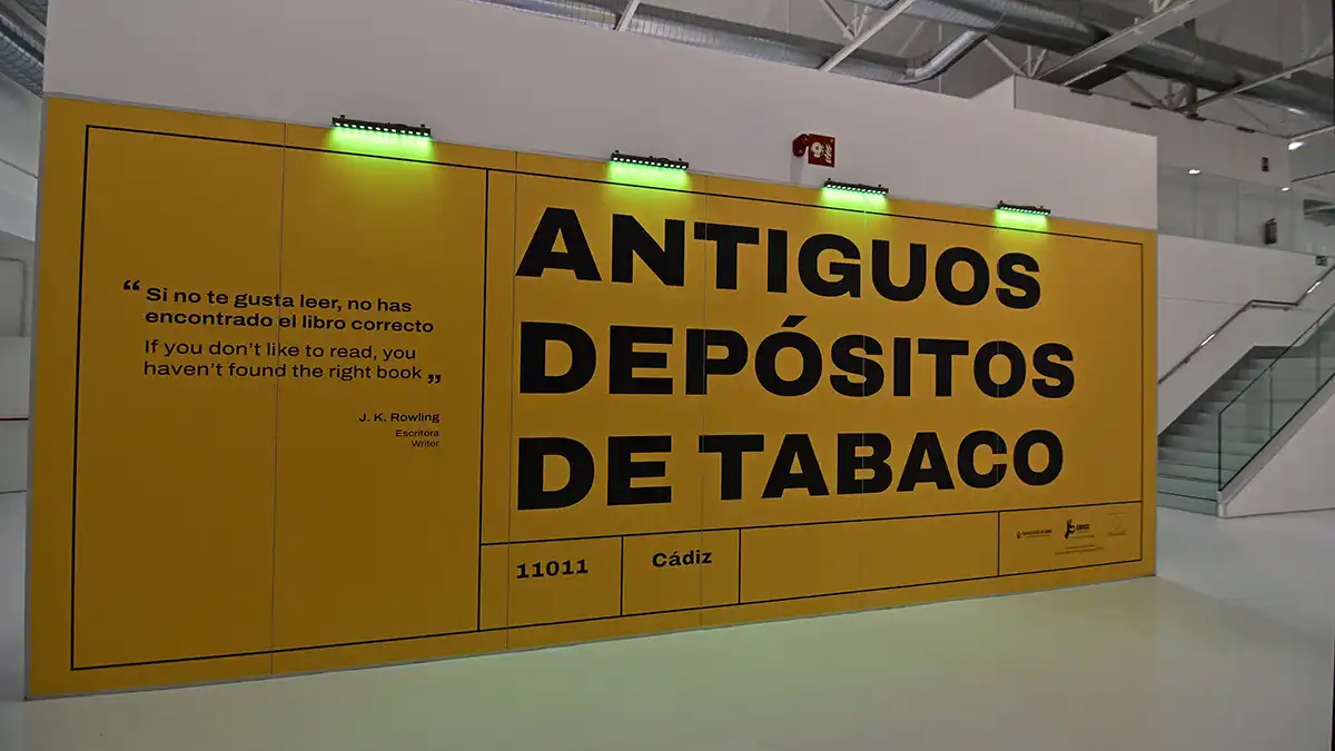 Detalles de los mensajes literarios que decoran el nuevo espacio cultural de la nave 1.