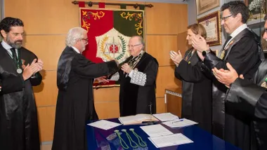 José Blas Fernández con otros miembros del Colegio de Graduados Sociales, todos visten de negro.