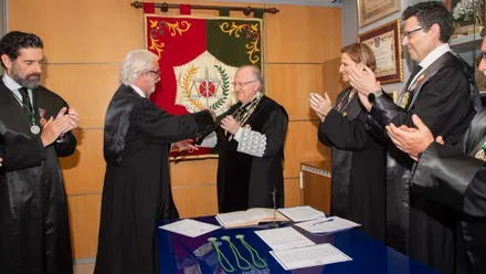 José Blas Fernández con otros miembros del Colegio de Graduados Sociales, todos visten de negro.