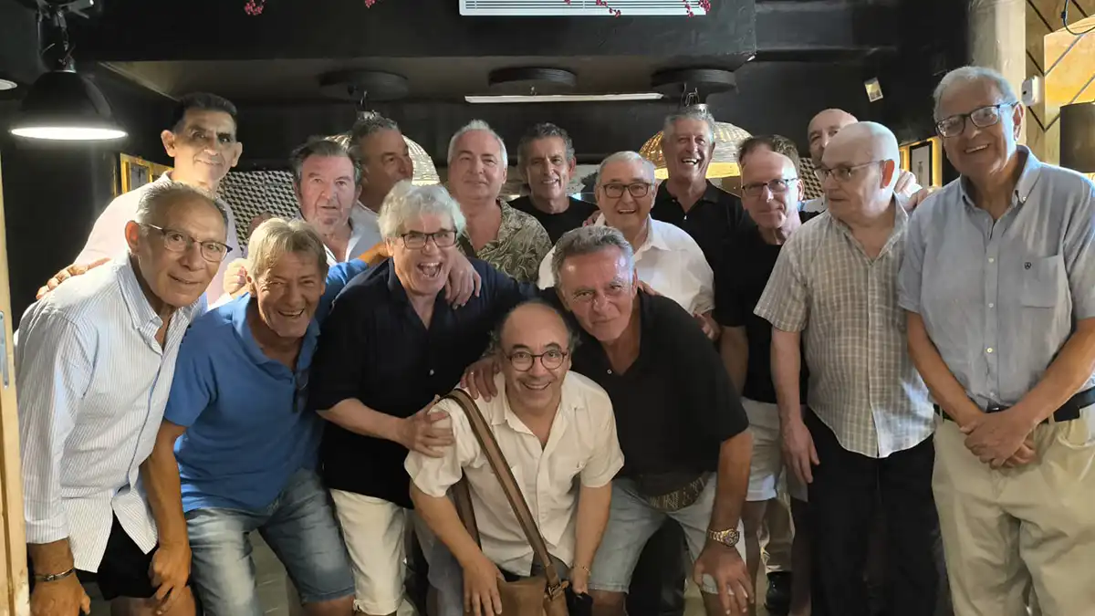 Representación de la plantilla del Cádiz CF, del cuerpo técnico y veteranos cadistas junto a Arsenio y Kiki.