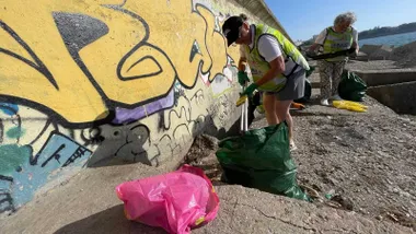 Un voluntario recoge basura de la Punta de San Felipe de Cádiz.