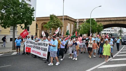 Imagen de una de las primeras manifestaciones del comité de empresa por la avenida principal de Cádiz, en el marco de la huelga indefinida del servicio de autobuses