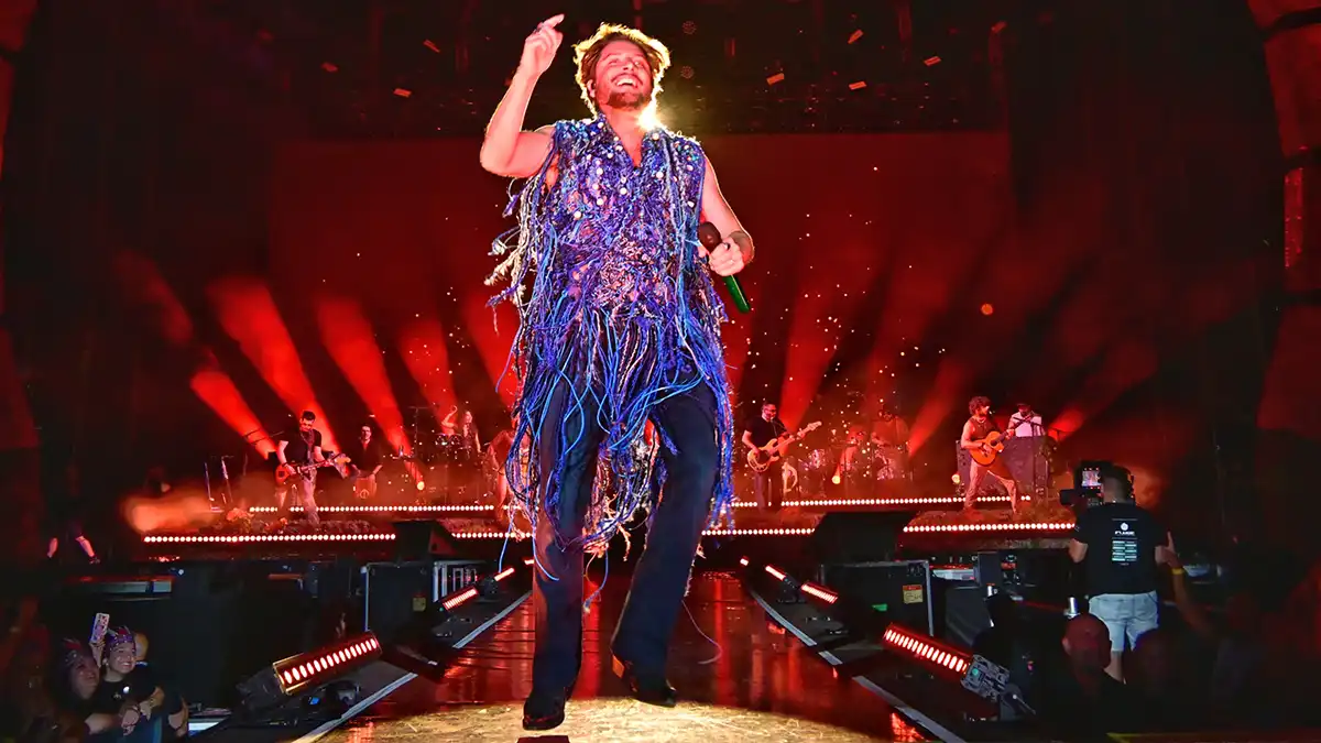 Manolo Carrasco, entregado en una de sus canciones