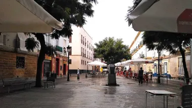 Plaza en el barrio de El Mentidero.