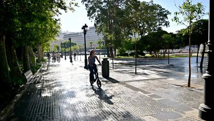 Mujer con bicicleta por la Plaza de España con buen tiempo