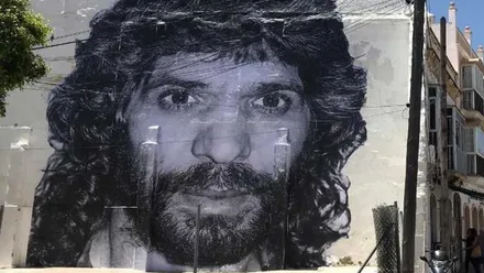 Imagen de Camarón de la Isla en el muro del edificio en ruinas en San Fernando.