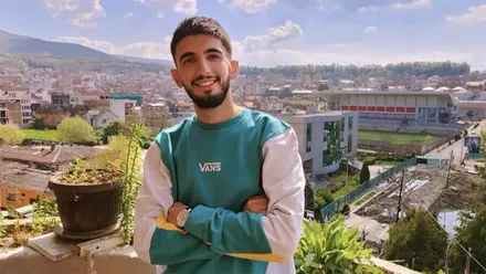 Niios en su casa en Rahovec, Kosovo