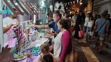 Público comprando en la "Noche en Blanco" de Rota, puestos urbanos.