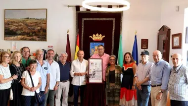 El alcalde José María Román, con camisa blanca y un nutrido grupo de personas en la presentación del evento en Chiclana.