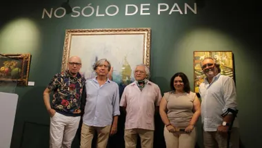 Susana Rivas junto a los autores delante de unos cuadros en la exposición.