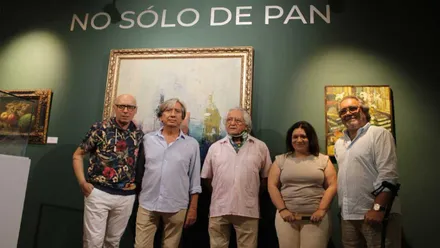 Susana Rivas junto a los autores delante de unos cuadros en la exposición.