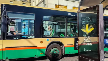 Autobús de servicio mínimo en el noveno día de huelga en la empresa Tranvías de Cádiz, San Fernando y Carraca