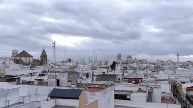Cielo nublado en Cádiz en una especie de skyline gaditano con el pirulí, la Catedral, el Segundo Puente y la Torre Tavira en la imagen.