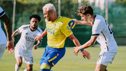 Ontiveros, con nuevo color de pelo, rodeado de rivales del Al Sadd.