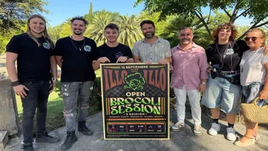 Representantes municipales y organizadores posando junto al cartel, en negro con letras amarillas del Open Brócoli Session.