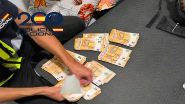 Policía Nacional contando dinero incautado en la "Operación Tinta".