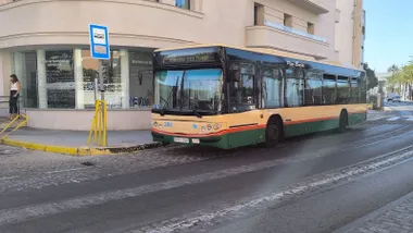 Un autobús de la Línea 7 de Cádiz en su parada final
