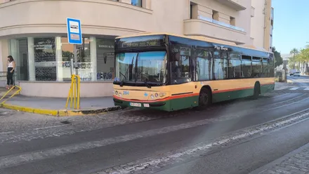 Un autobús de la Línea 7 de Cádiz en su parada final