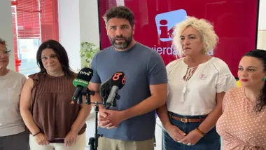Roberto Palmero, con camiseta azul, junto a otras representantes de IU en Chiclana.