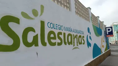 Imagen del muro del patio del colegio Salesianas con la entrada al parking al fondo