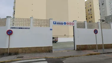 Entrada al Parkin Salesianas, en el patio del colegio del mismo nombre.