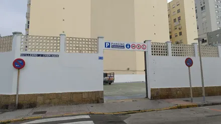 Entrada al Parkin Salesianas, en el patio del colegio del mismo nombre.