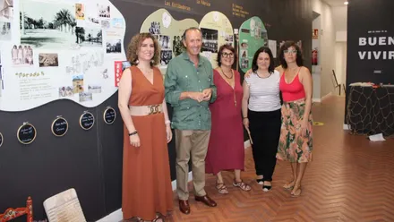 El alcalde de Chiclana con camisa verde posa junto a las organizadores delante de uno de los paneles de la exposición sobre Sancti Petri.