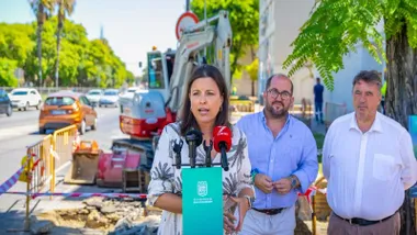 Patricia Cavada, delante de los micrófonos explicando las obras.
