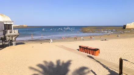 Playa de La Caleta con una espetacular bajamar