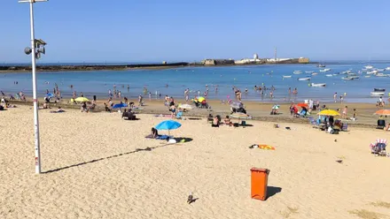 Playa de la Caleta con numeros público a primeras horas de la mañana