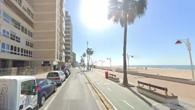 Pisos y paseo frente al mar en Cádiz.