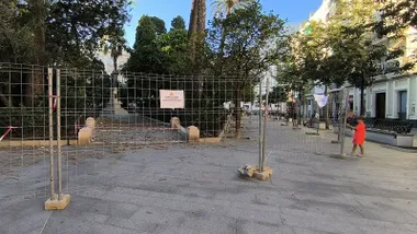Cuidado en la Plaza de Candelaria: te puedes llevar un piñazo (literal)