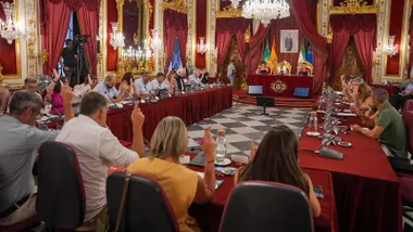 Imagen del Pleno de la Diputación Provincial de Cádiz del 30 de julio de 2025 con dos huecos en la bancada del PSOE.